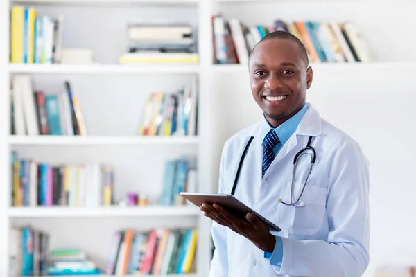 Ridere Afro Americano Medico Maschile Con Tablet Computer Copiare Spazio — Foto Stock