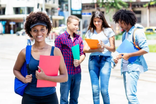 Молода Афроамериканська Студентка Багатонаціональними Молодими Дорослими Людьми Вулиці Влітку — стокове фото