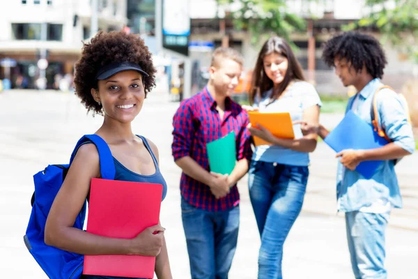 Krásná Afro Americká Studentka Skupinou Multietnických Mladých Dospělých Venku Městě — Stock fotografie