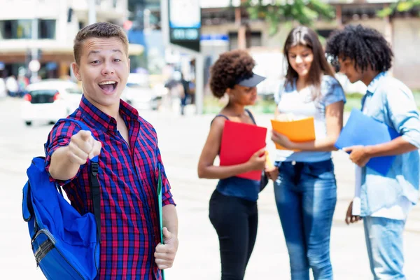 Ung Tysk Manlig Student Med Grupp Internationella Unga Vuxna Utomhus — Stockfoto