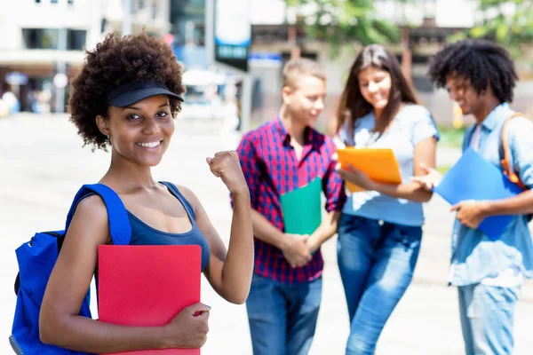 Cheering Afro Amerykańska Studentka Grupą Wieloetnicznych Młodych Dorosłych Świeżym Powietrzu — Zdjęcie stockowe