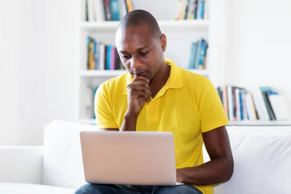 Afroamerikaner Reifen Erwachsenen Mann Quarantäne Streaming Video Online Computer Hause — Stockfoto