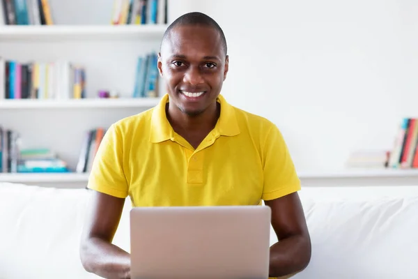Afryki Amerykański Dojrzały Mężczyzna Kwarantannie Zakupy Online Komputerze Domu — Zdjęcie stockowe