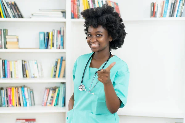 Красивий Афроамериканський Студент Медик Або Молода Медсестра Лікарні — стокове фото
