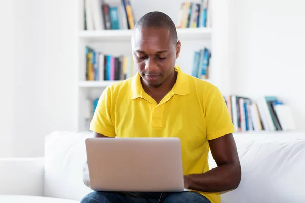 Afroamerikaner Reifer Erwachsener Mann Quarantäne Arbeitet Hause Computer — Stockfoto