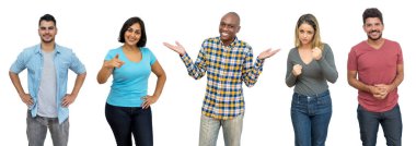 Bir grup güzel, gülen Afrikalı ve Latin Amerikalı yetişkin insan beyaz arka planda izole edilmiş.