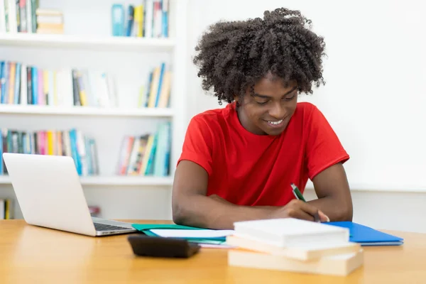 Afro Amerikansk Manlig Student Lärande Vid Skrivbordet Hemma — Stockfoto