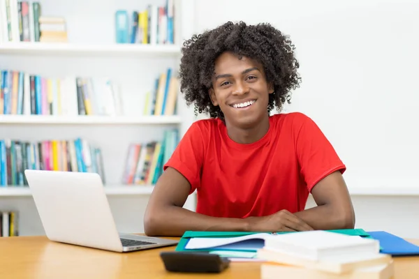 Skrattar Afro Amerikansk Manlig Student Lärande Vid Skrivbordet Hemma — Stockfoto
