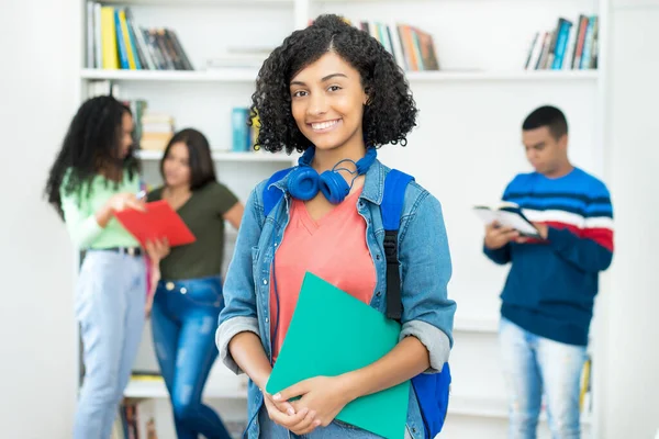 Schöne Mexikanische Studentin Mit Einer Gruppe Von Studenten Hörsaal Der — Stockfoto