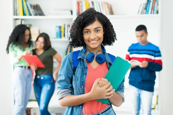 Śmiejąca Się Meksykańska Studentka Grupą Studentów Klasie Uniwersyteckiej — Zdjęcie stockowe