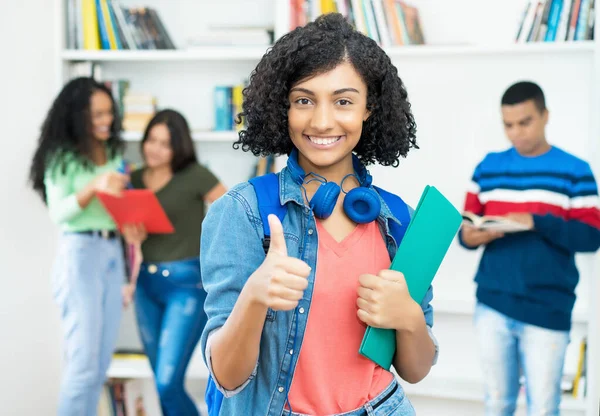 Estudante Mexicana Mostrando Polegar Para Cima Com Grupo Estudantes Sala — Fotografia de Stock