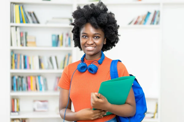 Rindo Afro Americano Estudante Universitário Feminino Com Mochila Papelada Sala — Fotografia de Stock