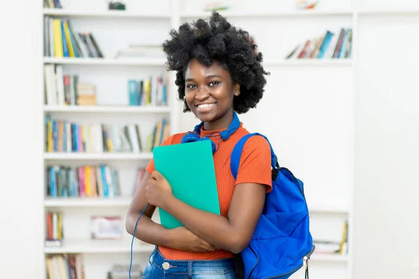 Schöne Afroamerikanische College Studentin Mit Rucksack Und Papierkram Klassenzimmer — Stockfoto