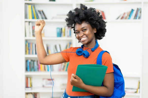 Menyoraki Afro American Mahasiswa Perempuan Dengan Ransel Dan Dokumen Kelas — Stok Foto