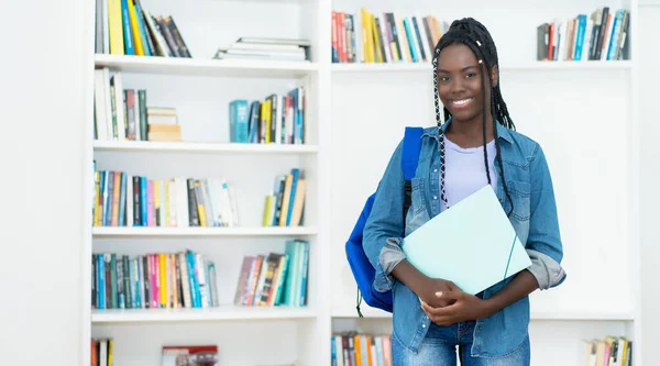 Молода Афроамериканська Студентка Плечима Копіюванням Простору Класі Університету — стокове фото