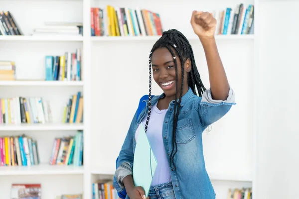 Framgångsrik Jublande Afrikansk Amerikansk Kvinnlig Student Med Flätor Och Kopiera — Stockfoto