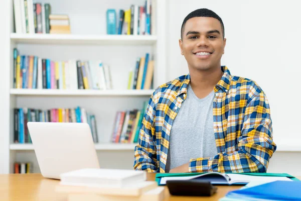 Riendo Estudiante Hispano Ciencias Computación Con Aparatos Ortopédicos Casa —  Fotos de Stock