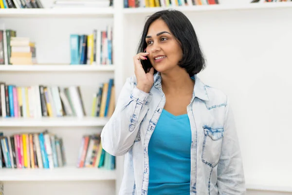 Volwassen Latijn Amerikaanse Vrouw Praten Mobiele Telefoon Indoor Thuis — Stockfoto