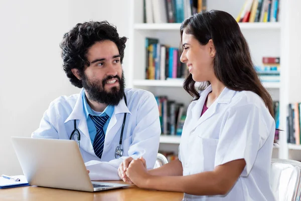 Arabic Male Doctor Talking Medical Student Patient Hospital — Stock Photo, Image