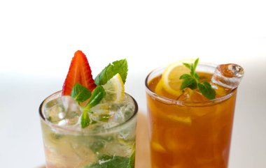 Mojito kokteyli, çilek, buz ve naneli arkaplan resmi