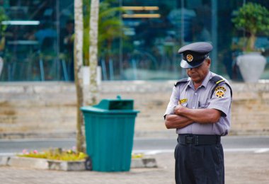 Sri Lanka 'daki bir alışveriş merkezinin yakınındaki üzgün güvenlik görevlisi.