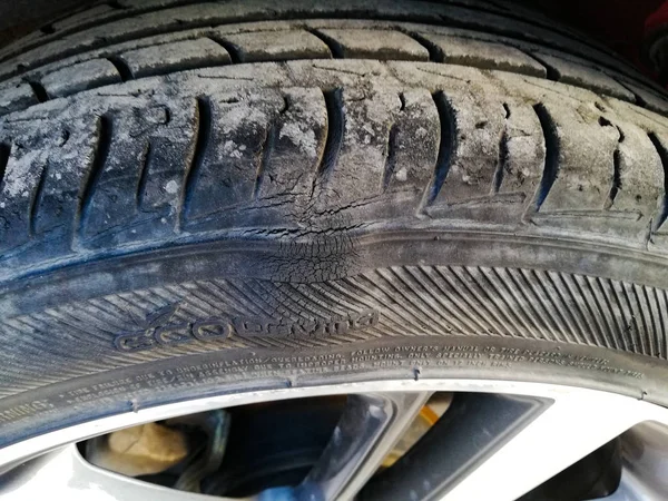 A bump on the tire, damage on the wheel — Stock Photo, Image
