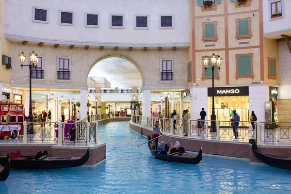 Canal de Venecia en Villaggio Mall, centro comercial en Aspire Zone. Marcas de lujo, tiendas caras y tiendas exclusivas en el centro comercial Doha en estilo italiano veneciano . —  Fotos de Stock