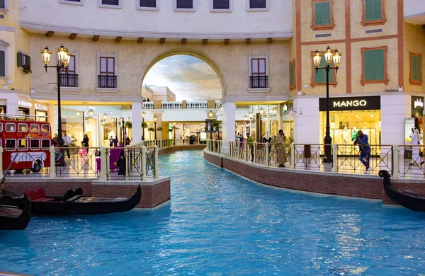Canal de Venecia en Villaggio Mall, centro comercial en Aspire Zone. Marcas de lujo, tiendas caras y tiendas exclusivas en el centro comercial Doha en estilo italiano veneciano . — Foto de Stock