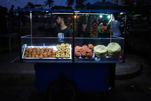 01 December 2018 : Street vendor in srilanka selling food at galle face, colombo, sri lanka — Stock Photo, Image