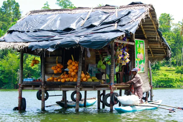 Verkäufer im srilankischen Madhu-Fluss — Stockfoto