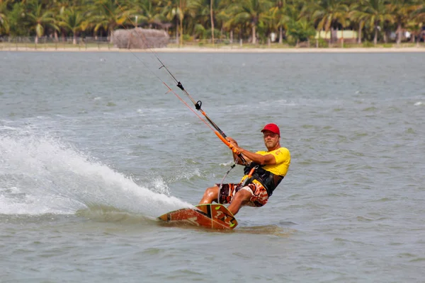 Beruwala, Sri Lanka- 01 July 2019 Tourist kitesurfing in Sri Lanka beach. Lri lanakn 관광 문화 — 스톡 사진