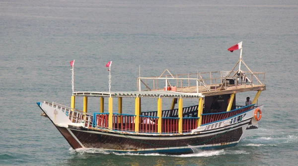 Katar hagyományos dhow hajók rendelkezésre álló hajókirándulás a város körül — Stock Fotó