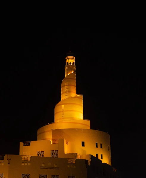 DOHA, QATAR - 24 de mayo Fanar Qatar Islamic Cultural Center el 24 de mayo de 2018 en Doha, Qatar. Fanar es una organización gubernamental que presenta la cultura al mundo a través de sus exposiciones y cursos . — Foto de Stock