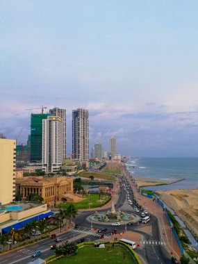Galle face, Colombo / Sri Lanka-01 Novembe 2018: Colombo 'nun havadan görünüşü, Sri Lanka modern binaları ve kıyı gezinti alanı. Gündüz araba trafiği.