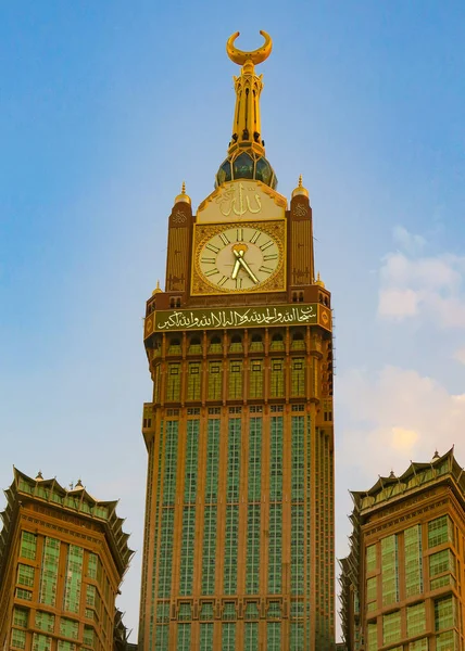 Zam-zam Tower or Clock Tower is the tallest clock tower in the world. Abraj Al Bait outside of Masjidil Haram, a holiest mosque for muslim. A landmark of Mecca — Stock Photo, Image