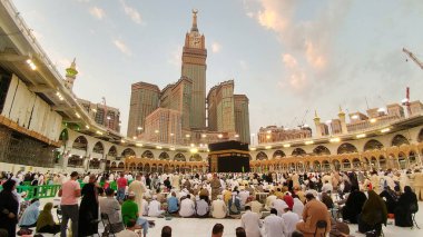 Kutsal Kabe, İslam 'ın merkezidir ve Mekke' deki Mescid-i Haram 'dadır. Bir grup insan Umra ya da Hac boyunca Kabe 'de dolaşıp Tawaf yapıyor. .
