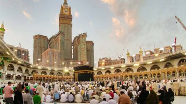 Kutsal Kabe, İslam 'ın merkezidir ve Mekke' deki Mescid-i Haram 'dadır. Bir grup insan Umra ya da Hac boyunca Kabe 'de dolaşıp Tawaf yapıyor. .