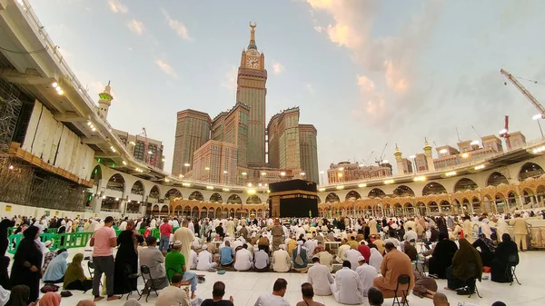 Święty Kaaba jest centrum islamu, położony w Masjid Al Haram w Mekce. Tłum ludzi zawsze chodzi wokół Kaaba robi Tawaf podczas Umra lub Hajj . — Zdjęcie stockowe
