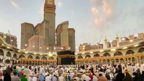 Svatý Kaaba je centrem islámu, Nachází se v Masjid Al Haram v Mekce. Dav lidí vždy chodí kolem Kaaby dělat Tawaf během Umra nebo Hajj . — Stock fotografie