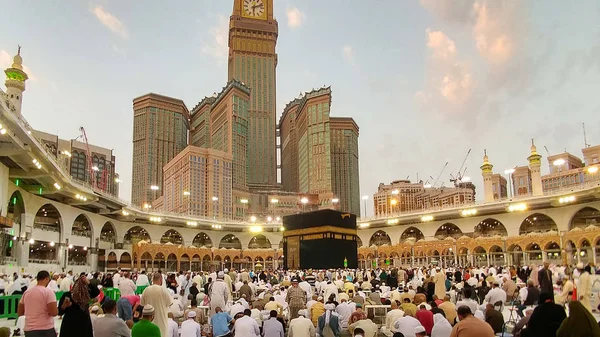 La Santa Kaaba es el centro del Islam, situado en Masjid Al Haram en La Meca. Multitud de personas siempre caminando alrededor de Kaaba haciendo Tawaf durante Umra o Hajj . — Foto de Stock