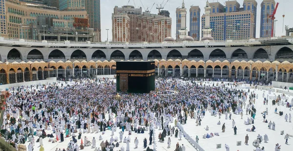 神圣的Kaaba是伊斯兰教的中心 位于麦加的Masjid Haram 在乌姆拉或朝圣期间 人们总是在Kaaba周围徘徊 制造Tawaf — 图库照片