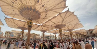 Medine 'deki Jummah Camii' nde. Umberalla güneş ışığından korur.
