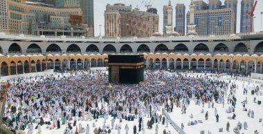 Kutsal Kabe, İslam 'ın merkezidir ve Mekke' deki Mescid-i Haram 'dadır. Bir grup insan Umra ya da Hac boyunca Kabe 'de dolaşıp Tawaf yapıyor. .