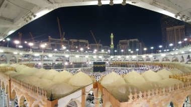 Kutsal Kabe, İslam 'ın merkezidir ve Mekke' deki Mescid-i Haram 'dadır. Bir grup insan Umra ya da Hac boyunca Kabe 'de dolaşıp Tawaf yapıyor. .