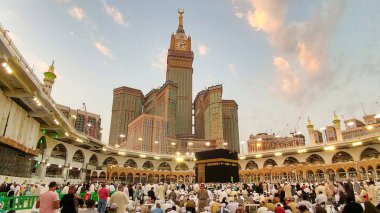 İslam 'ın merkezi Kutsal Kabe' dir. Mekke 'deki Mescid-i Haram' dadır..