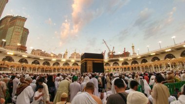 İslam 'ın merkezi Kutsal Kabe' dir. Mekke 'deki Mescid-i Haram' dadır..