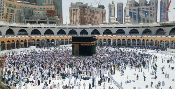 神圣的Kaaba是伊斯兰教的中心 位于麦加的Masjid Haram 在乌姆拉或朝圣期间 人们总是在Kaaba周围徘徊 制造Tawaf — 图库照片