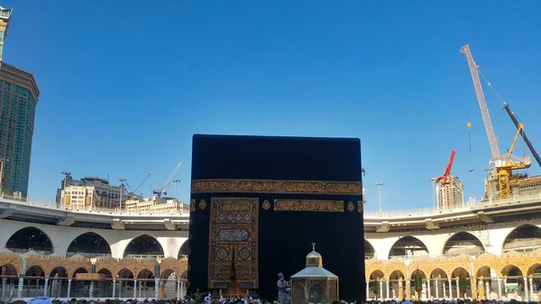 神圣的Kaaba是伊斯兰教的中心 位于麦加的Masjid Haram 在乌姆拉或朝圣期间 人们总是在Kaaba周围徘徊 制造Tawaf — 图库照片