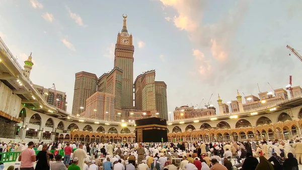 İslam 'ın merkezi Kutsal Kabe' dir. Mekke 'deki Mescid-i Haram' dadır..