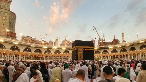 Ele Santa Kaaba é o centro do Islã, Localizado em Masjid Al Haram em Meca . — Fotografia de Stock